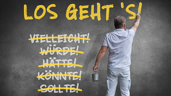 Pfleger schreibt Los gehts mit Farbe auf Wand